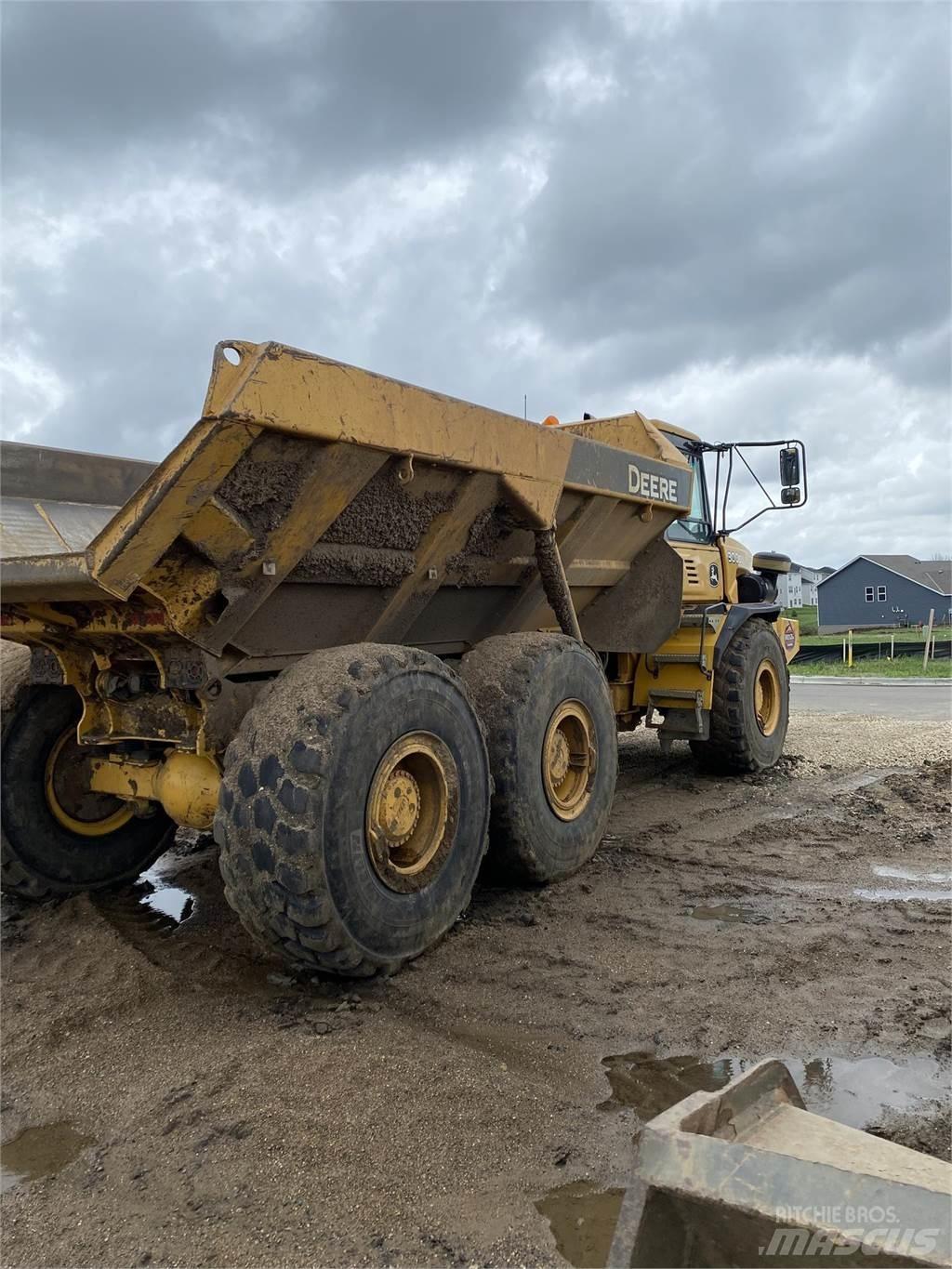 John Deere 300D Шарнирно-сочленённые самосвалы