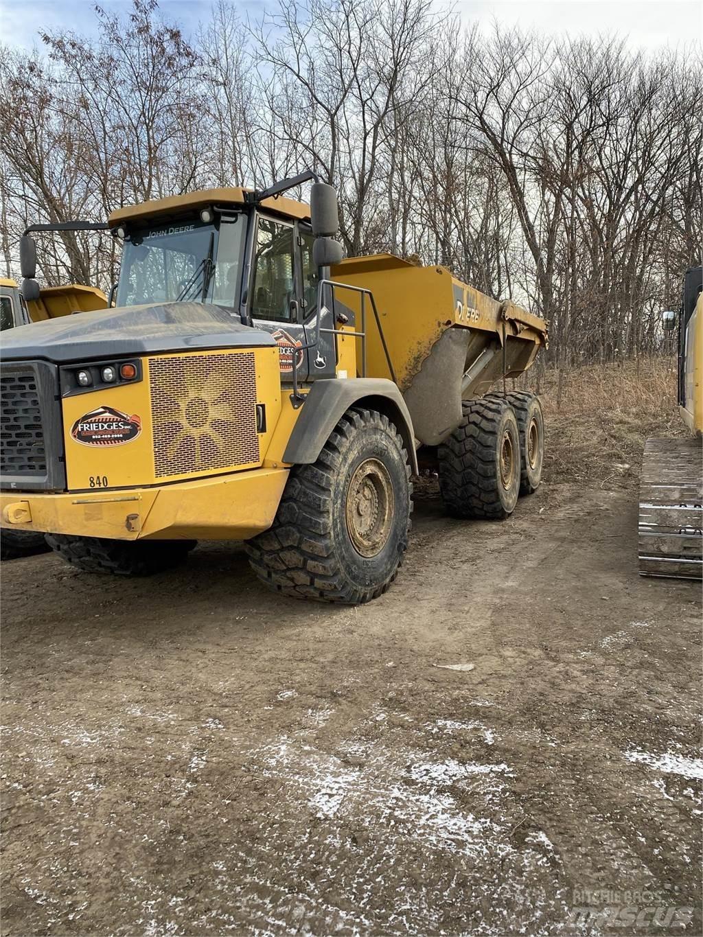 John Deere 410E Шарнирно-сочленённые самосвалы