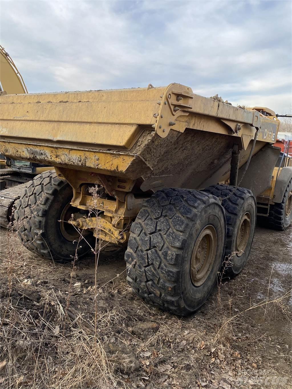 John Deere 410E Шарнирно-сочленённые самосвалы