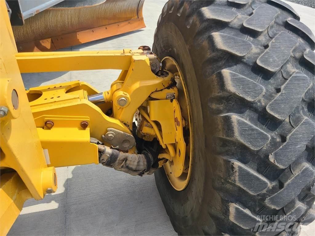 John Deere 672G Грейдеры