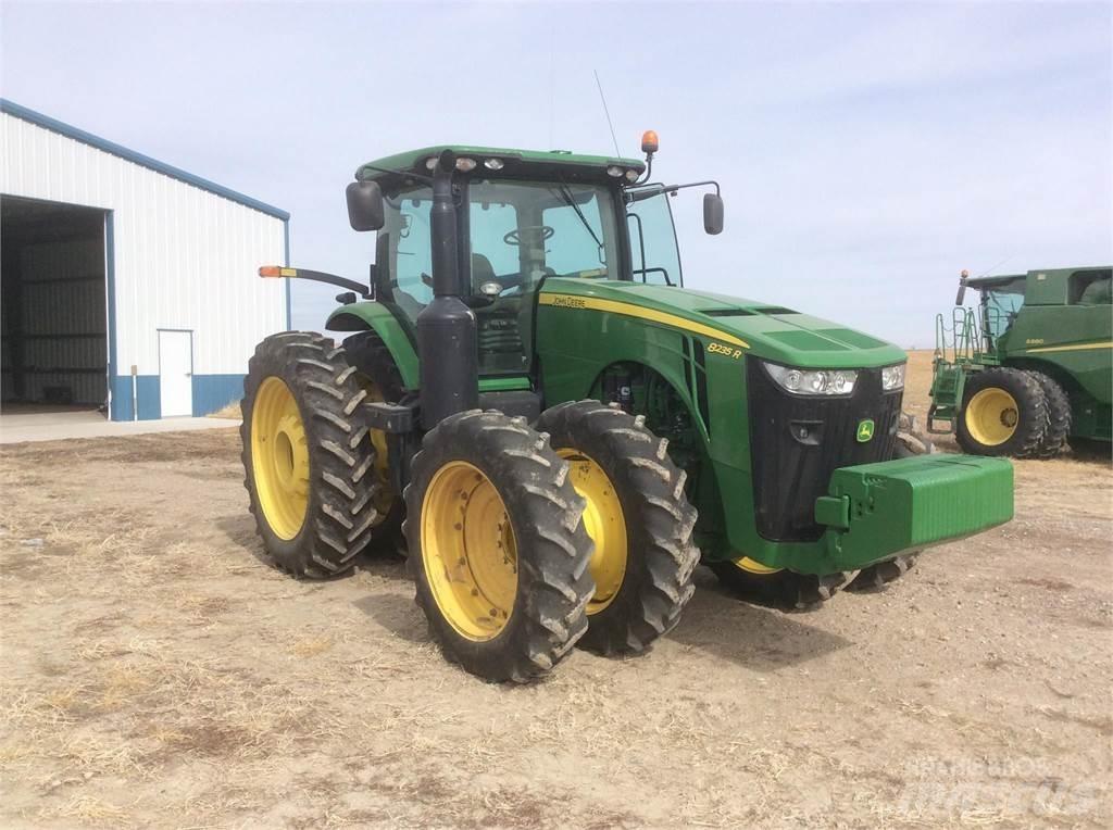 John Deere 8235R Трактора