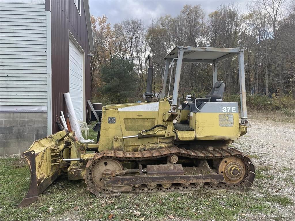 Komatsu D37E-5 Гусеничные бульдозеры
