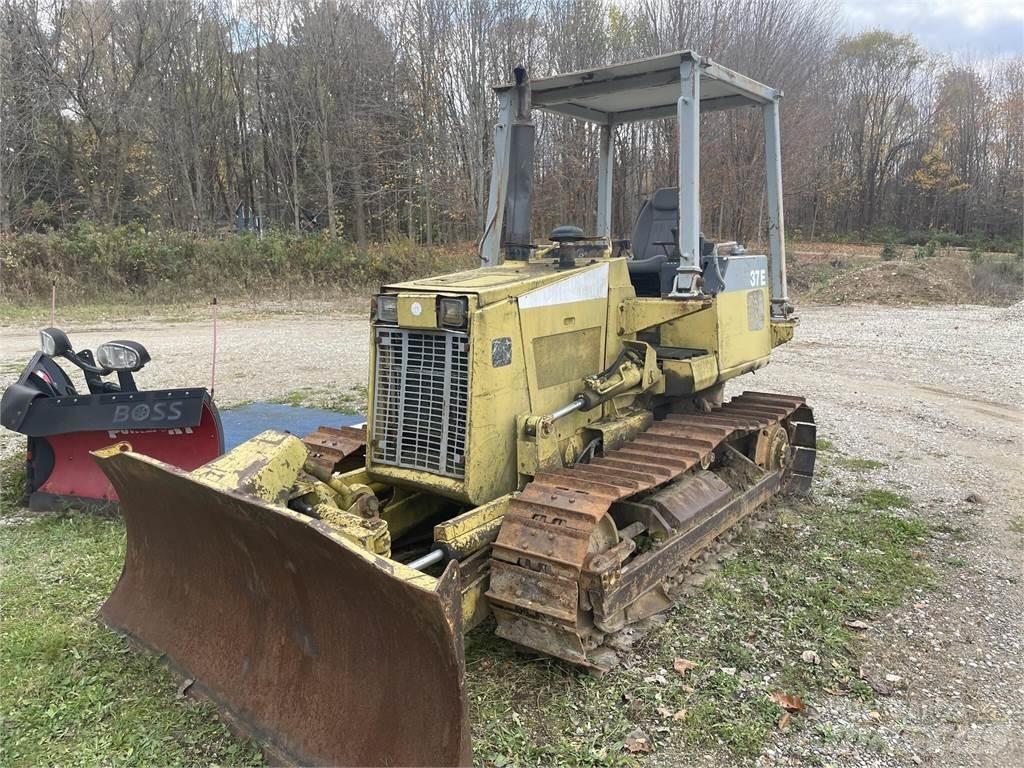 Komatsu D37E-5 Гусеничные бульдозеры