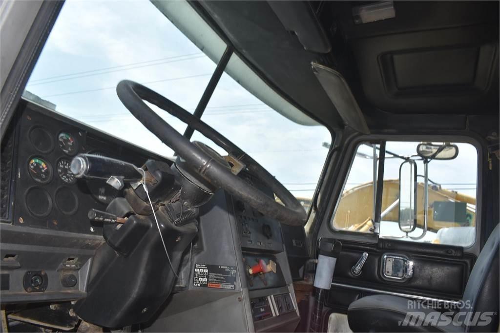 Mack CH613 Грузовики-цистерны