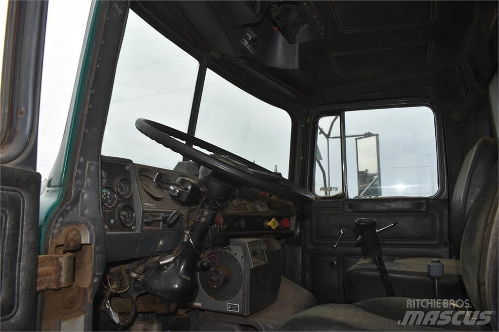 Mack DM688 Грузовики-Самосвалы