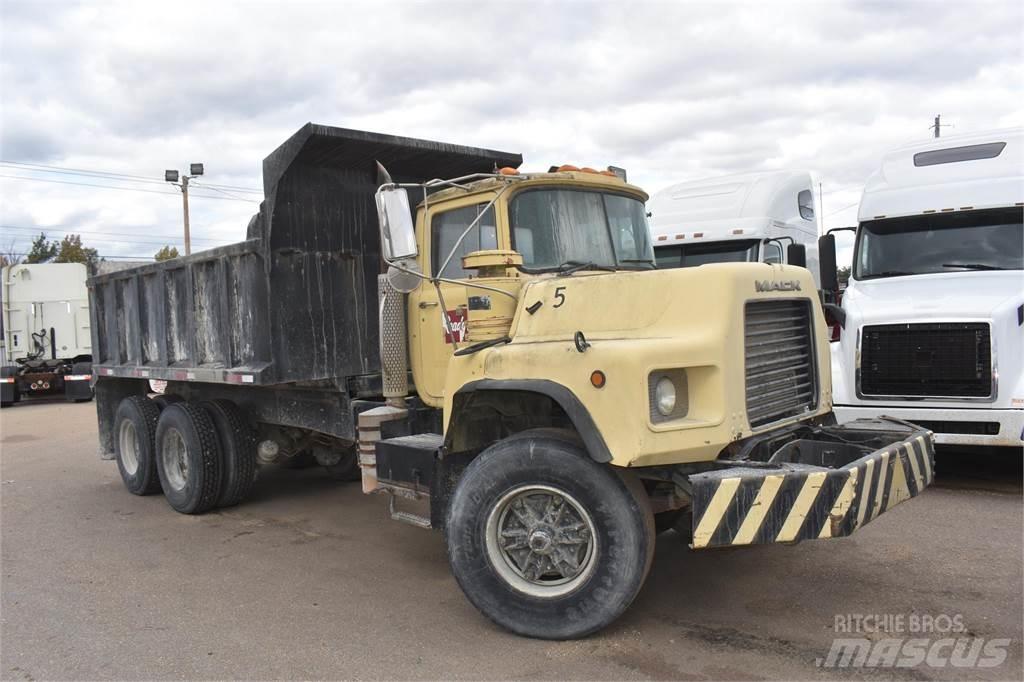 Mack DM690S Грузовики-Самосвалы