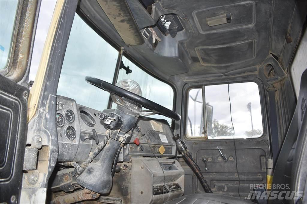 Mack DM690S Грузовики-Самосвалы