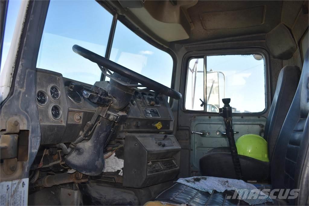 Mack DM690S Грузовики-Самосвалы