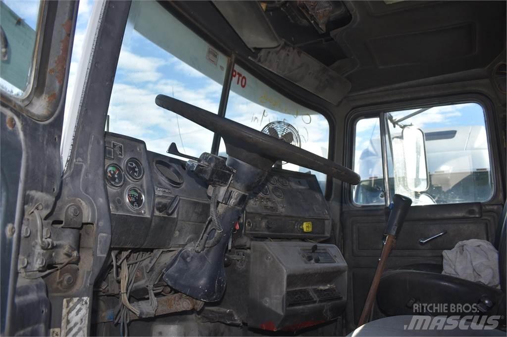 Mack RD688S Грузовики-Самосвалы