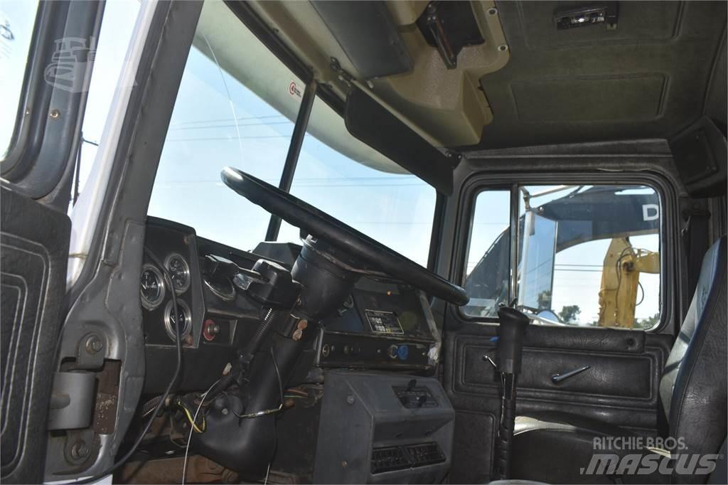 Mack RD690S Грузовики-Самосвалы
