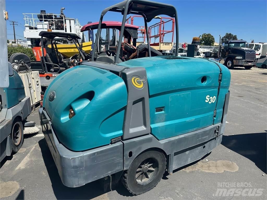 Tennant S30 Вакуумные уборочные машины