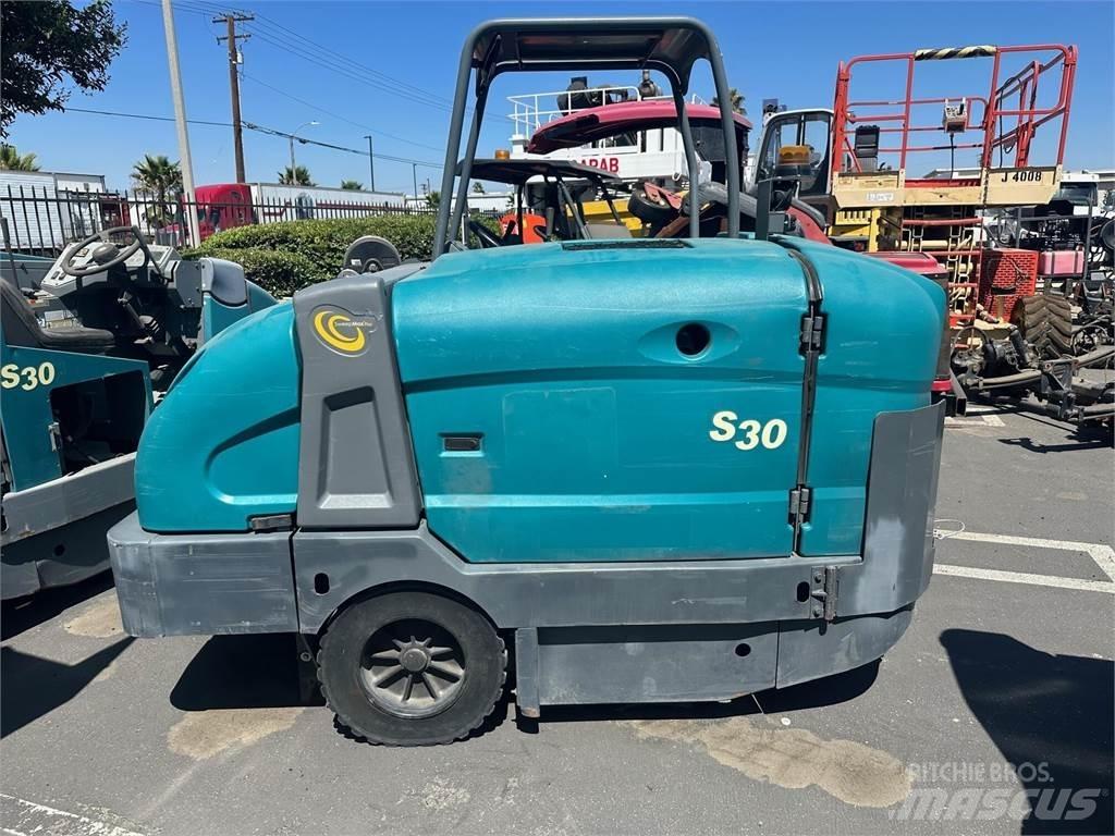 Tennant S30 Вакуумные уборочные машины