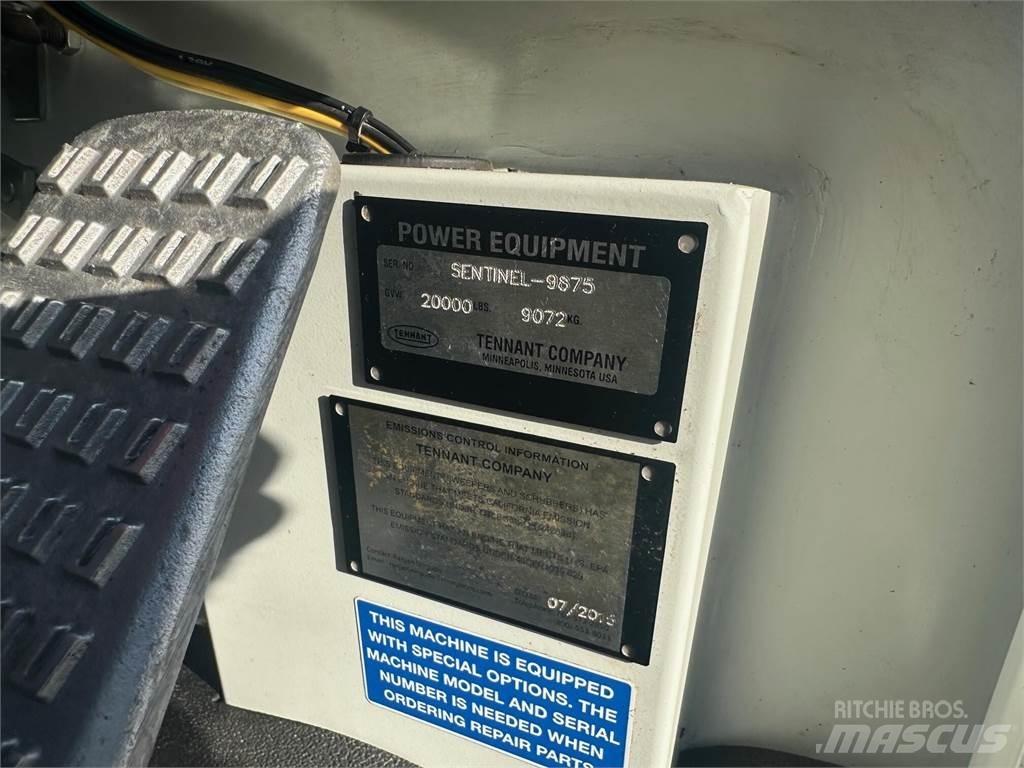 Tennant SENTINEL Вакуумные уборочные машины