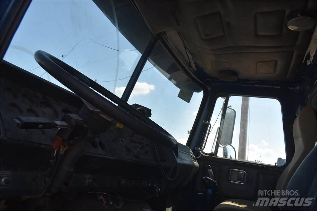 Volvo WG64T Грузовики-Самосвалы