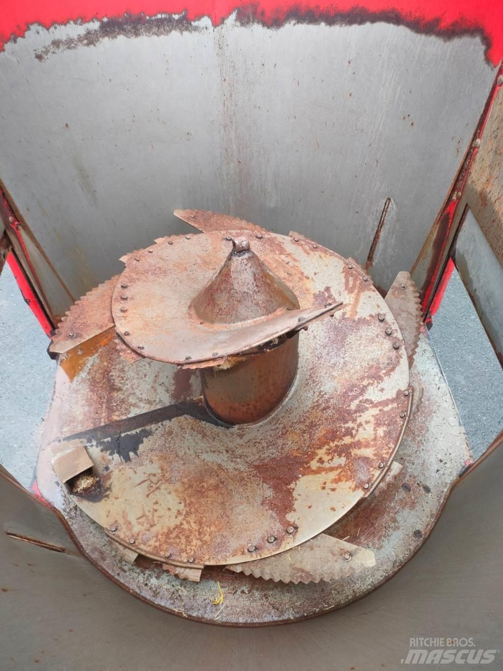Peecon 8M³ Кормораздатчики