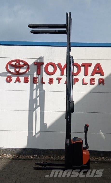 Toyota SWE120L Самоходные электроштабелёры