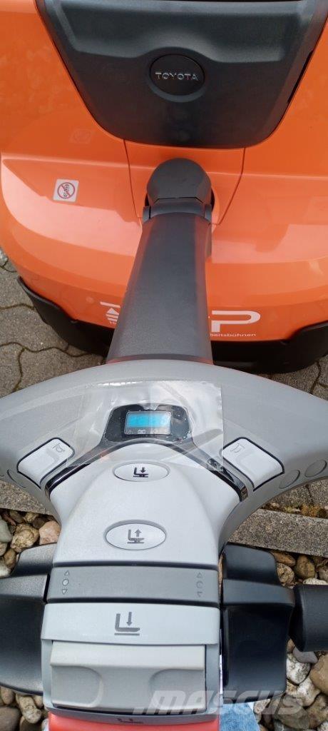 Toyota SWE120L Самоходные электроштабелёры