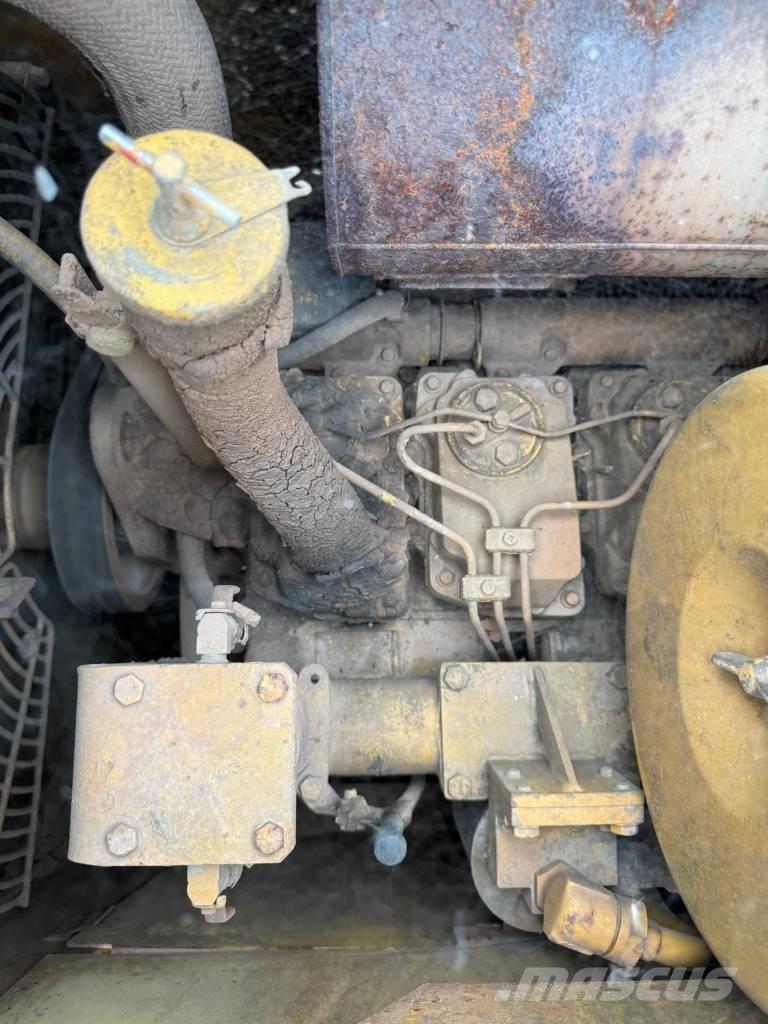 Komatsu D58E-1 Гусеничные бульдозеры