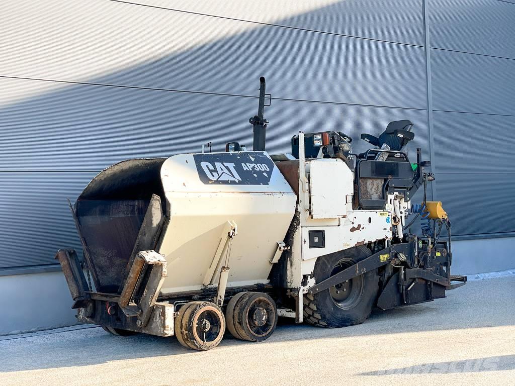 CAT AP300 Асфальтоукладчики
