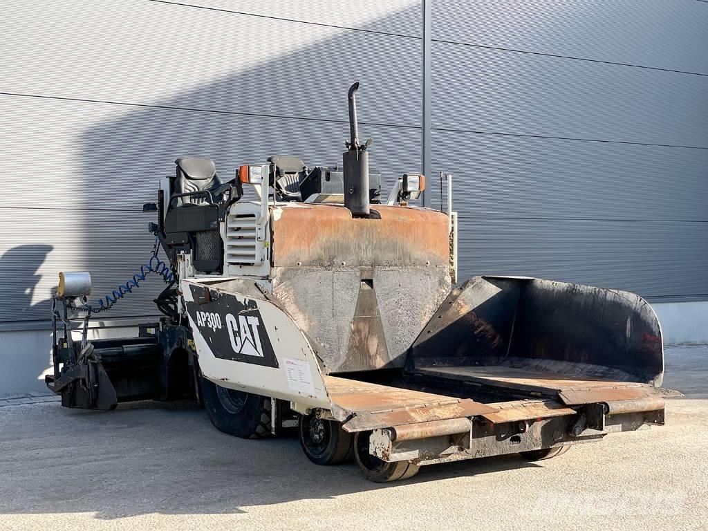 CAT AP300 Асфальтоукладчики