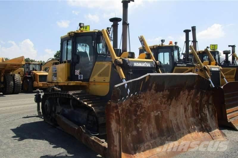 Komatsu D65 EX-16 Гусеничные бульдозеры