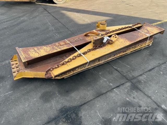 CAT 735 TAIL GATE Шарнирно-сочленённые самосвалы