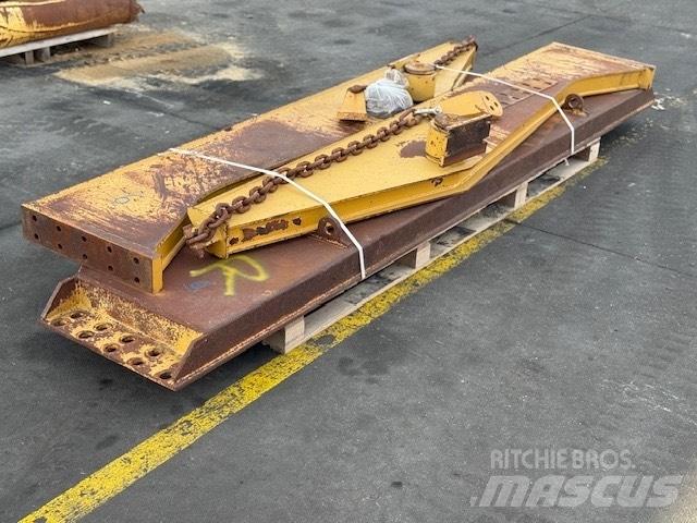 CAT 735 TAIL GATE Шарнирно-сочленённые самосвалы