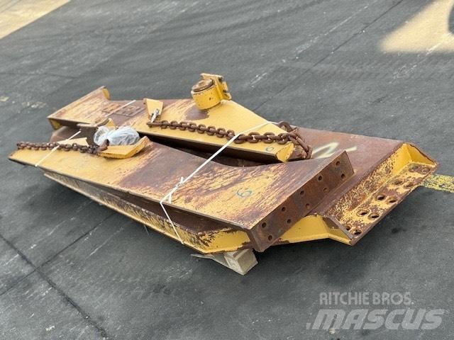 CAT 735 TAIL GATE Шарнирно-сочленённые самосвалы