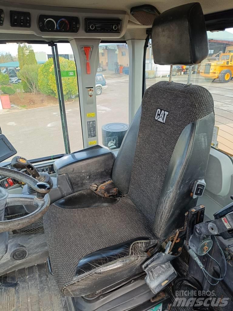 CAT 930M Фронтальные погрузчики