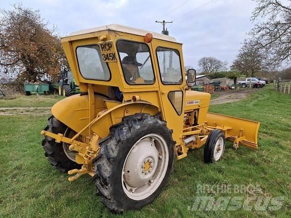 Ford 2000 TRACTOR Строительная техника - Другие