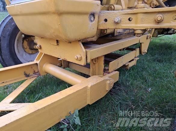 Ford 2000 TRACTOR Строительная техника - Другие