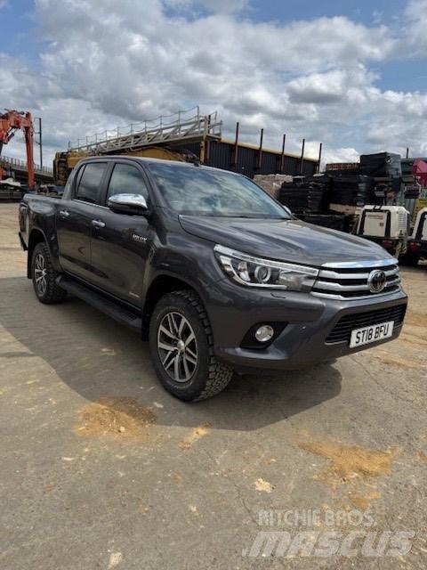 Toyota Hilux Бортовые фургоны