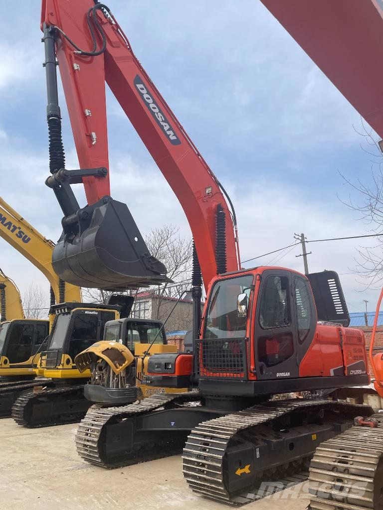 Doosan DX 225 Гусеничные экскаваторы