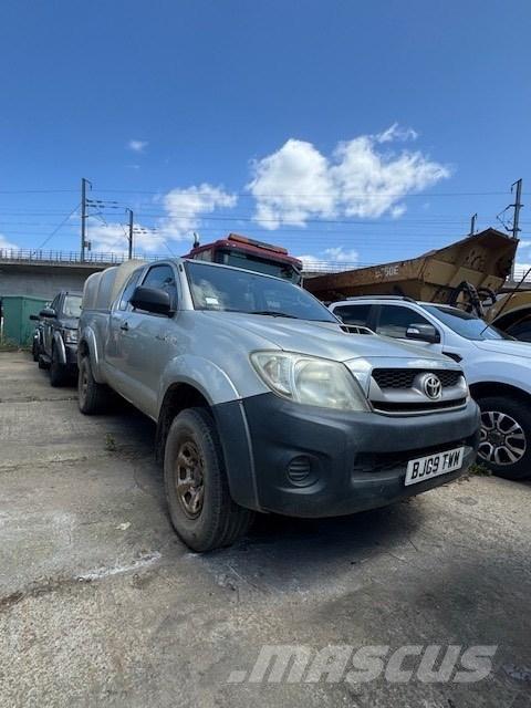 Toyota Hilux Бортовые фургоны