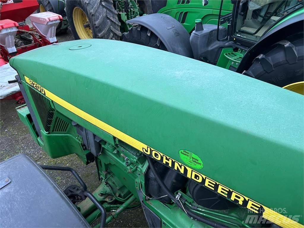 John Deere 8200 Трактора