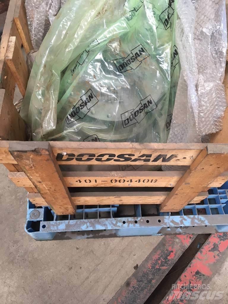 Doosan DX 300 Гусеничные экскаваторы