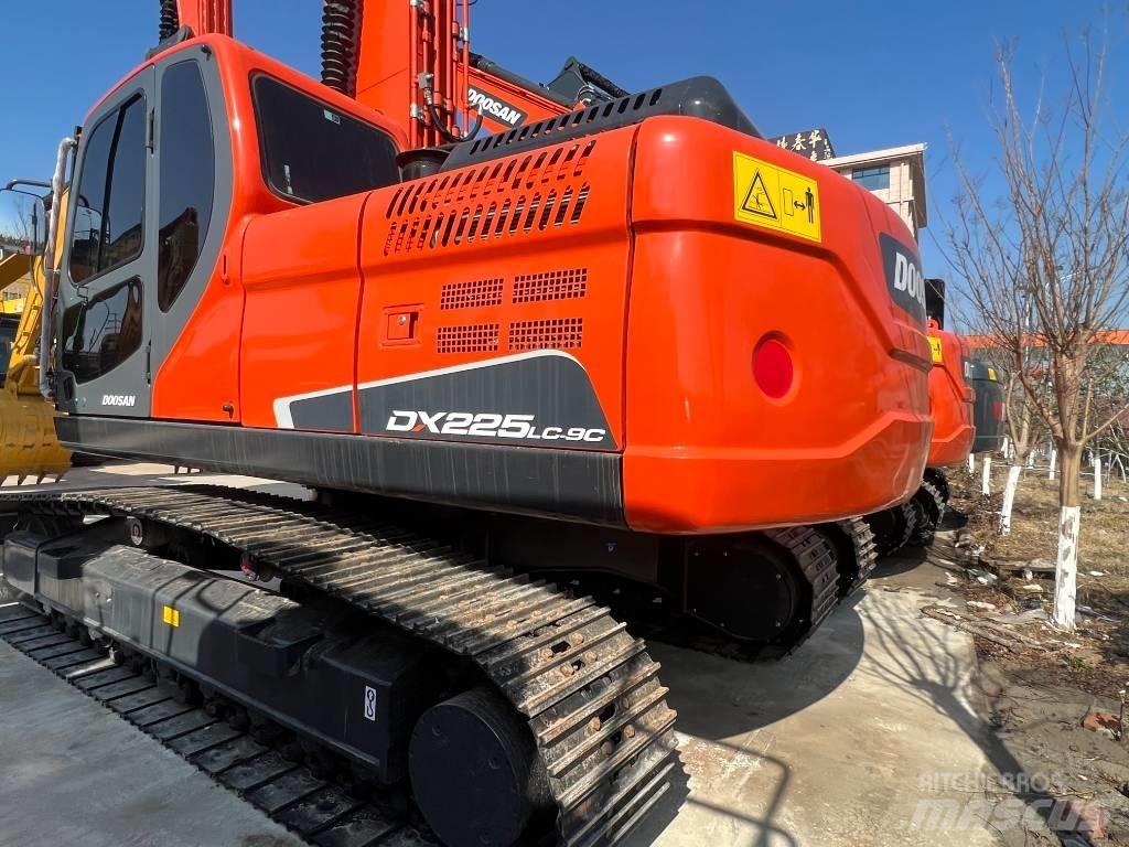 Doosan DX 225 Гусеничные экскаваторы
