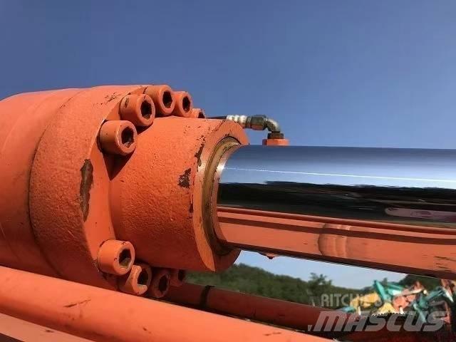 Hitachi ZX 200 Гусеничные экскаваторы