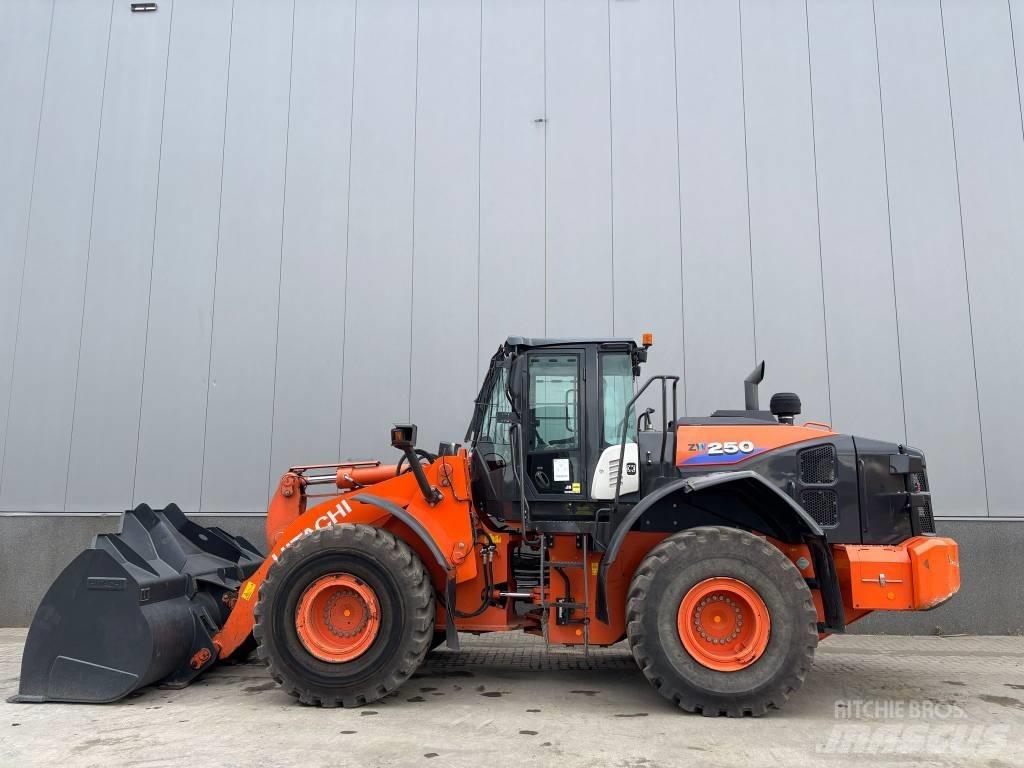 Hitachi ZW 250-6 Фронтальные погрузчики
