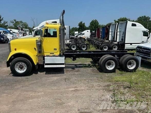 Freightliner FLD120 Шасси с кабиной