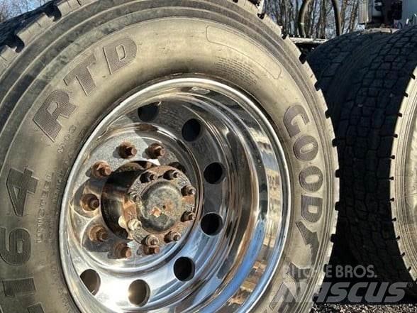Mack CL733 Седельные тягачи