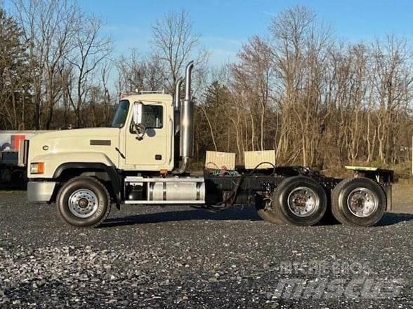 Mack CL733 Седельные тягачи