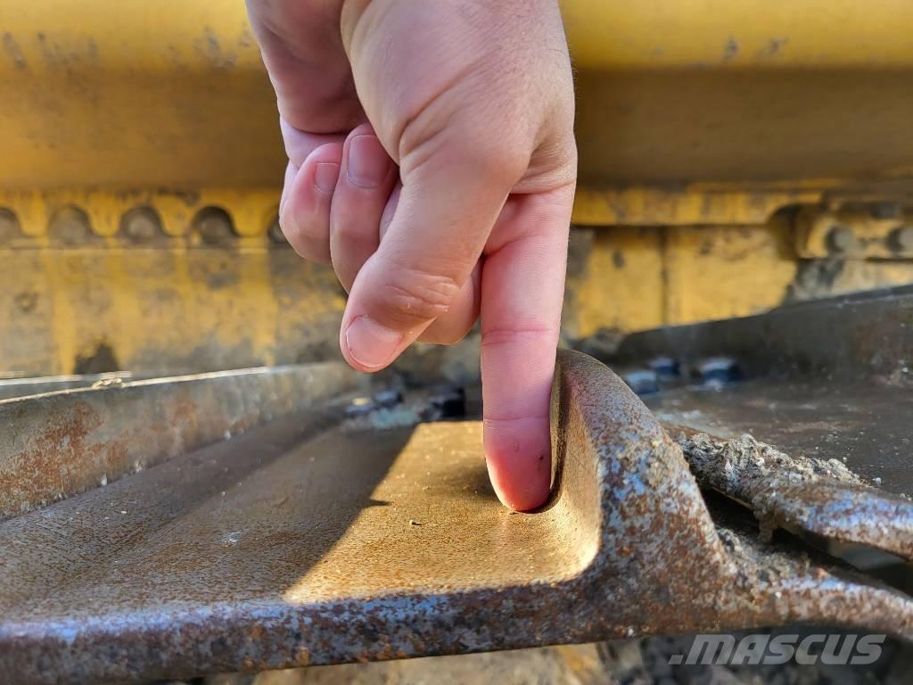 Komatsu D61PXi-24 Гусеничные бульдозеры