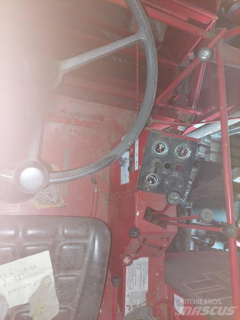 Massey Ferguson 330 Зерноуборочные комбайны
