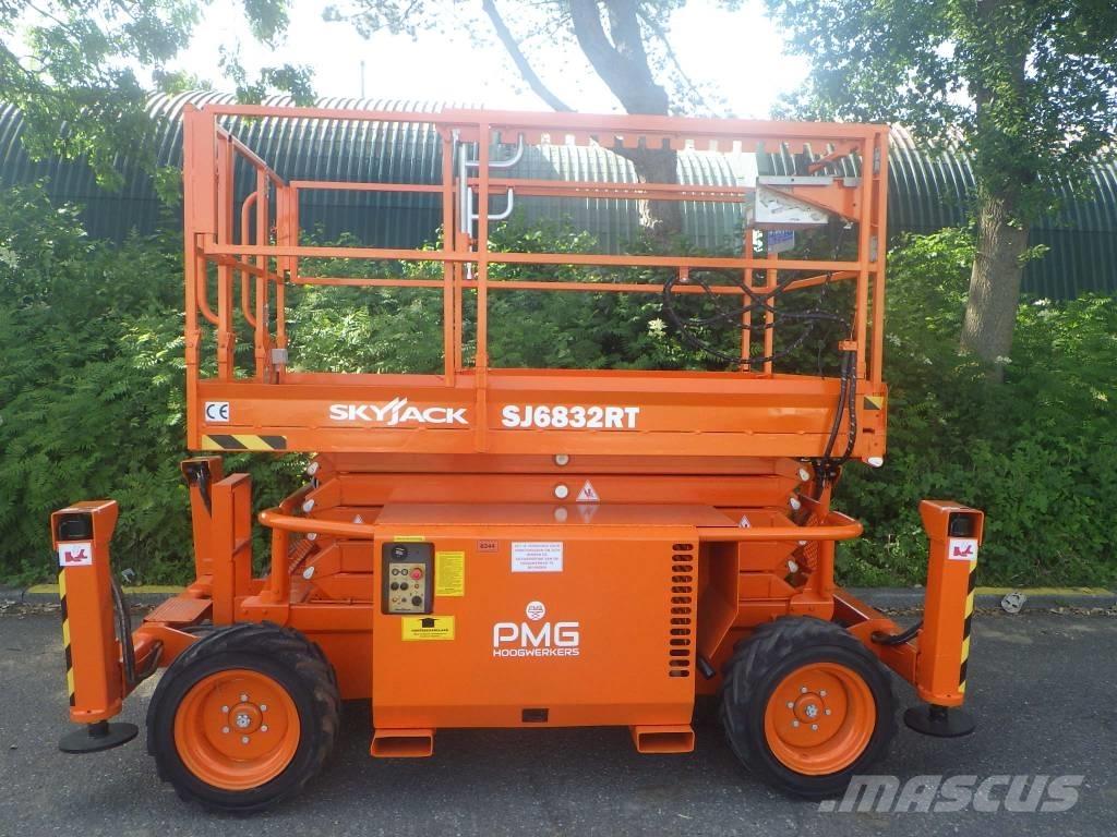 SkyJack SJ6832RT Ножничные подъемники