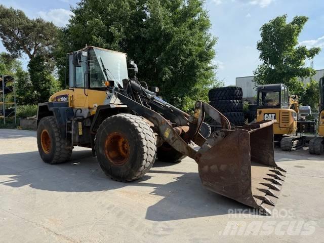 Komatsu WA 200 Фронтальные погрузчики
