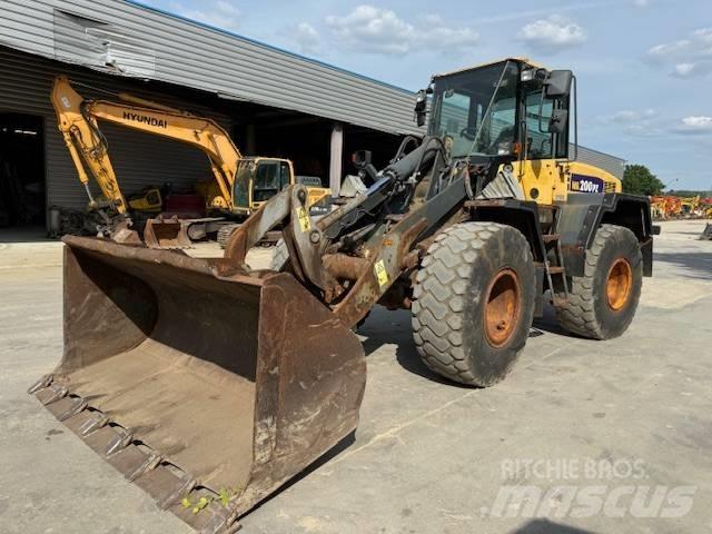 Komatsu WA 200 Фронтальные погрузчики