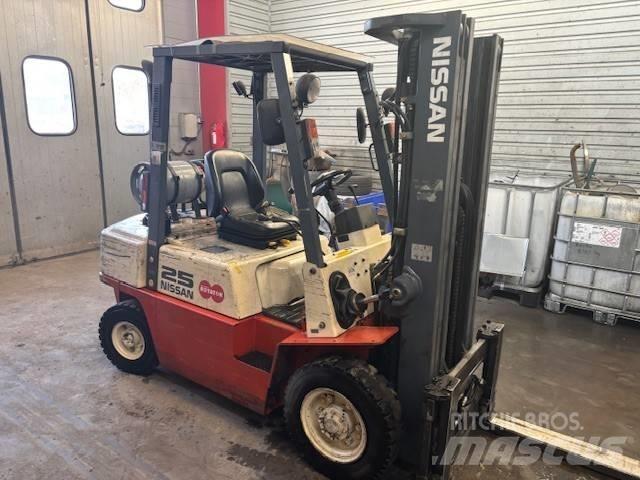 Nissan UJ02 A 25 U Газовые погрузчики