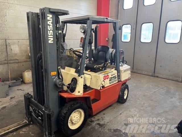 Nissan UJ02 A 25 U Газовые погрузчики