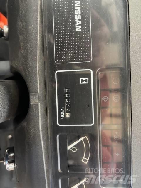 Nissan UJ02 A 25 U Газовые погрузчики